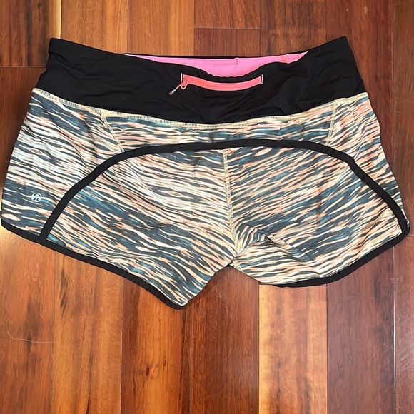Lululemon shorts Size 8,4 inch - Picture 2 of 3